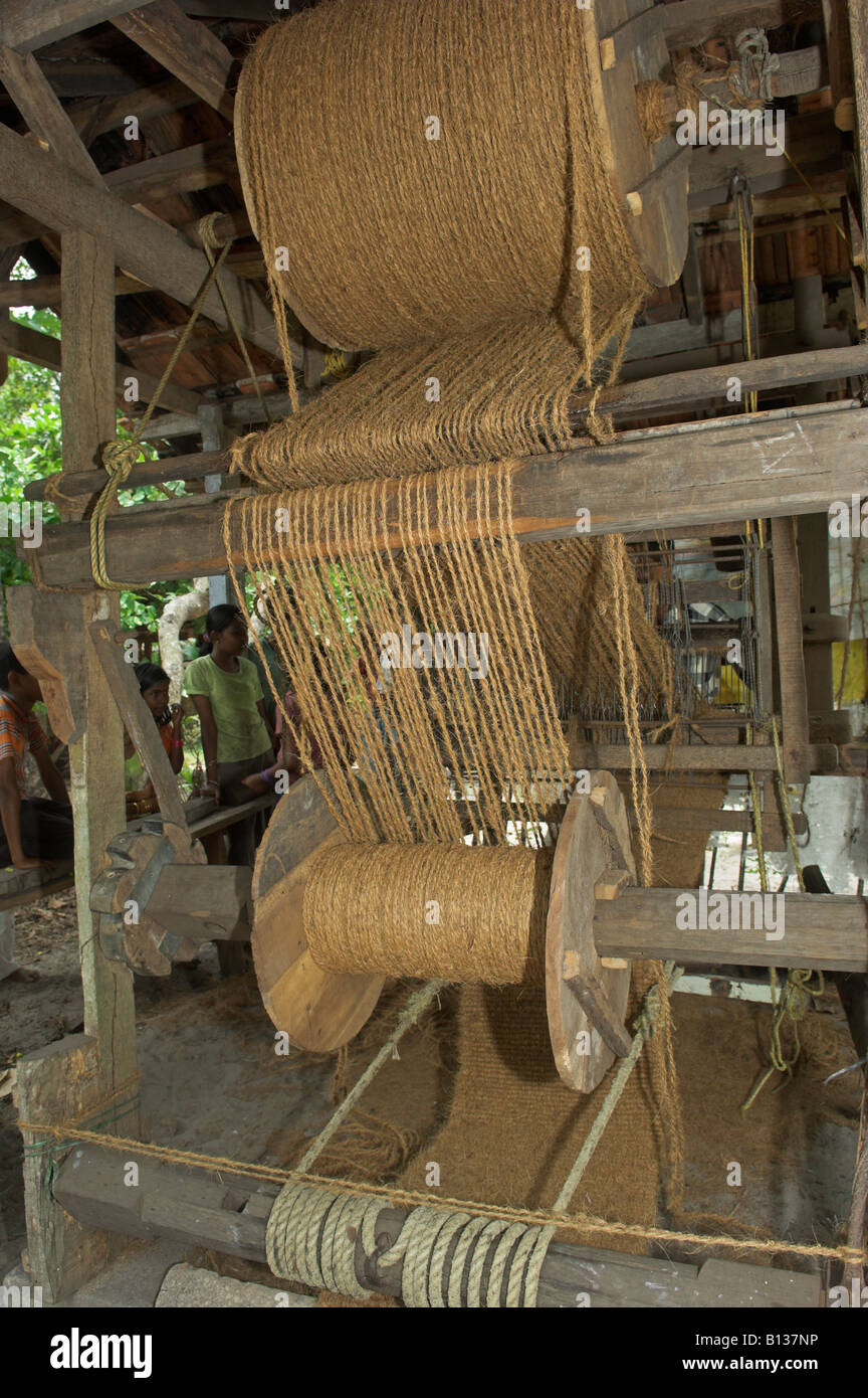 Empfängerseite von Kokos Matte machen Webstuhl, schlängelt sich der Kokos Faser Schnur in die Maschine und Matten aus Kerala Indien Stockfoto