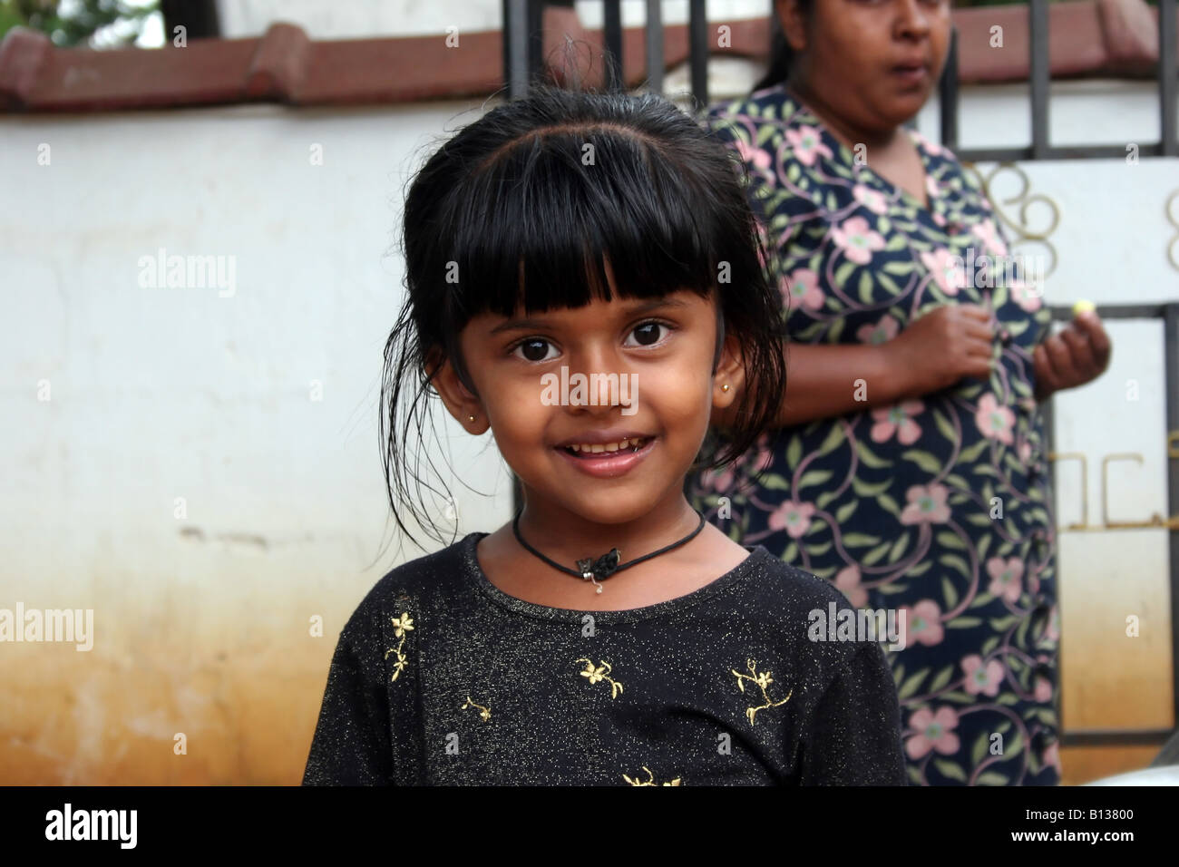 Nach der Tsunami die Küstengebiete von Sri Lanka schlug ist dieses junge Mädchen noch in der Lage zu Lächeln. Stockfoto