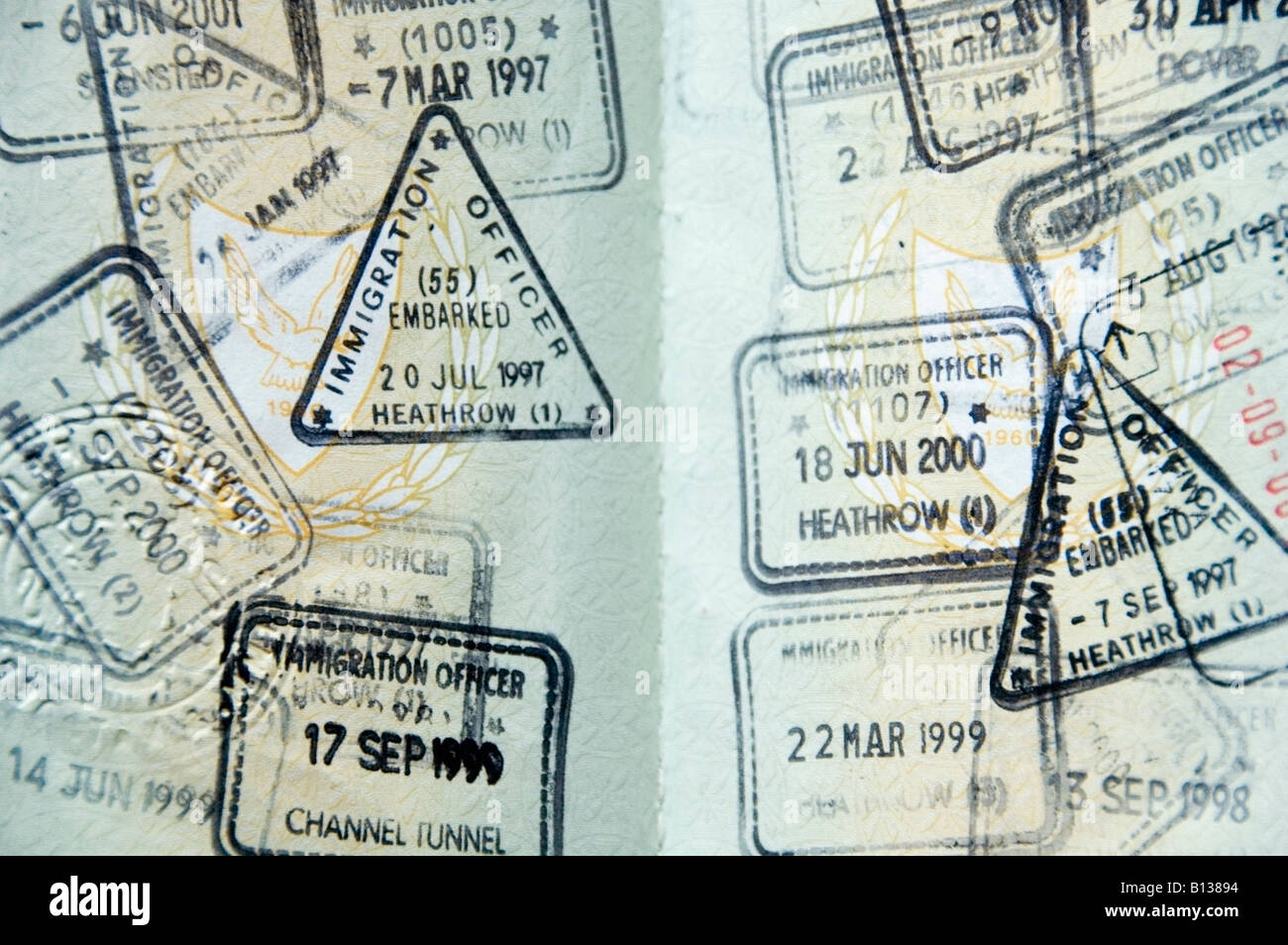 Englisch gemischt Visum Briefmarken in einem Pass für Vereinigte Königreich aus bekannten UK Grenzkontrolle Heathrow, Gatwick, Kanaltunnel Stockfoto