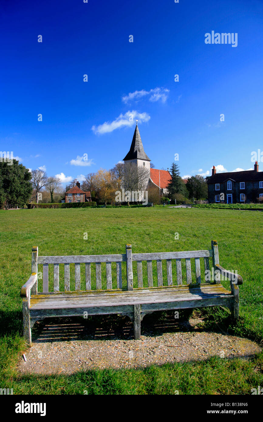 Blauer Himmel Sommer Bank der Holy Trinity Church Bosham Hafen West Sussex England Großbritannien UK Stockfoto