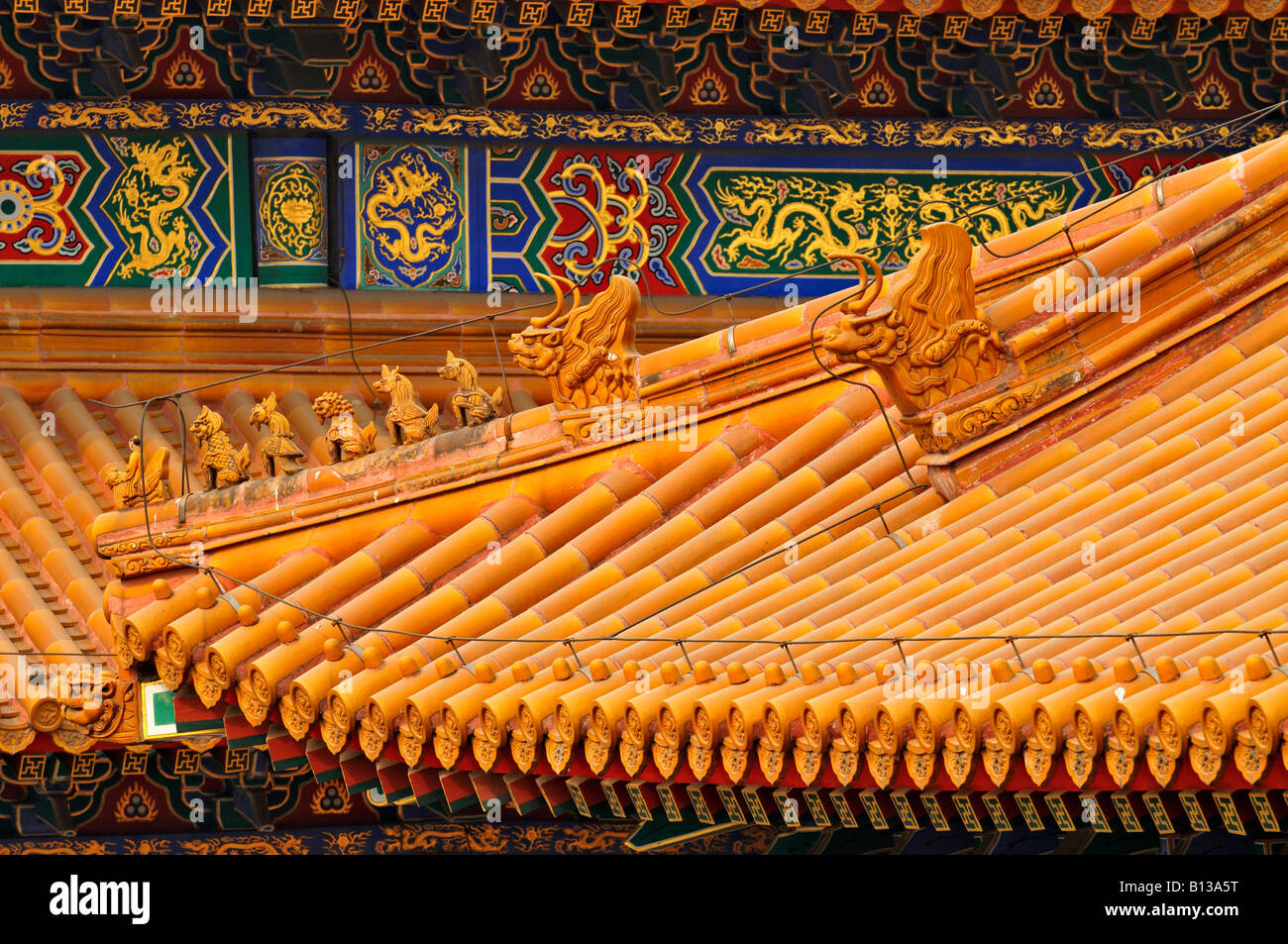 Dächer mit dekorativen Fries elegante Fliesen & schützende Tiere und Gottheiten auf Hall der obersten Harmonie verbotene Stadt China Stockfoto