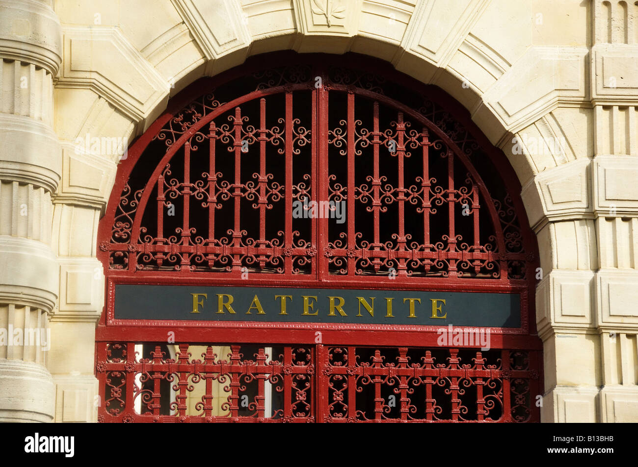 Tor in Paris mit Faternite auf Beschilderung Stockfoto