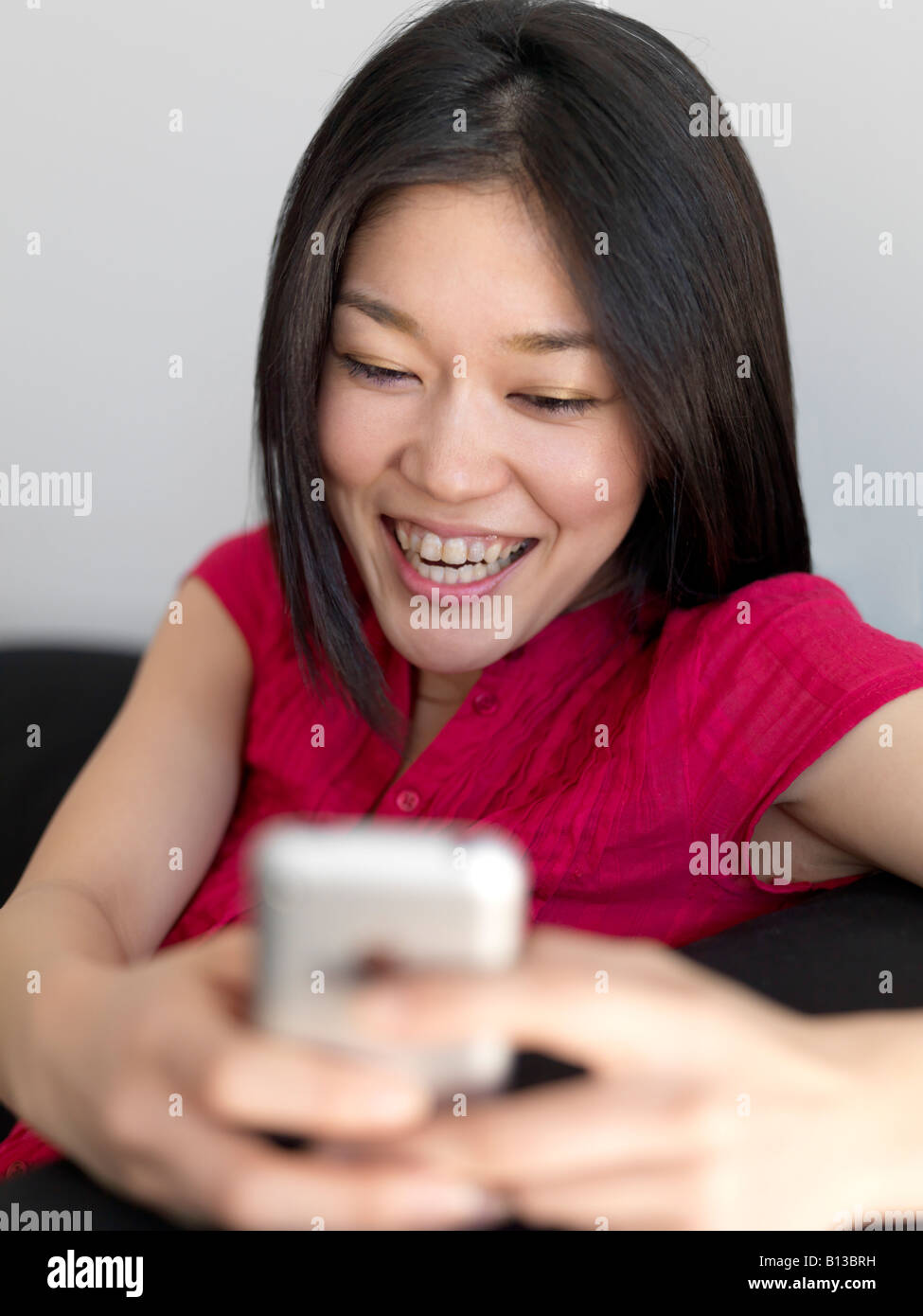 Junge asiatische Frauen mit Handy. Stockfoto