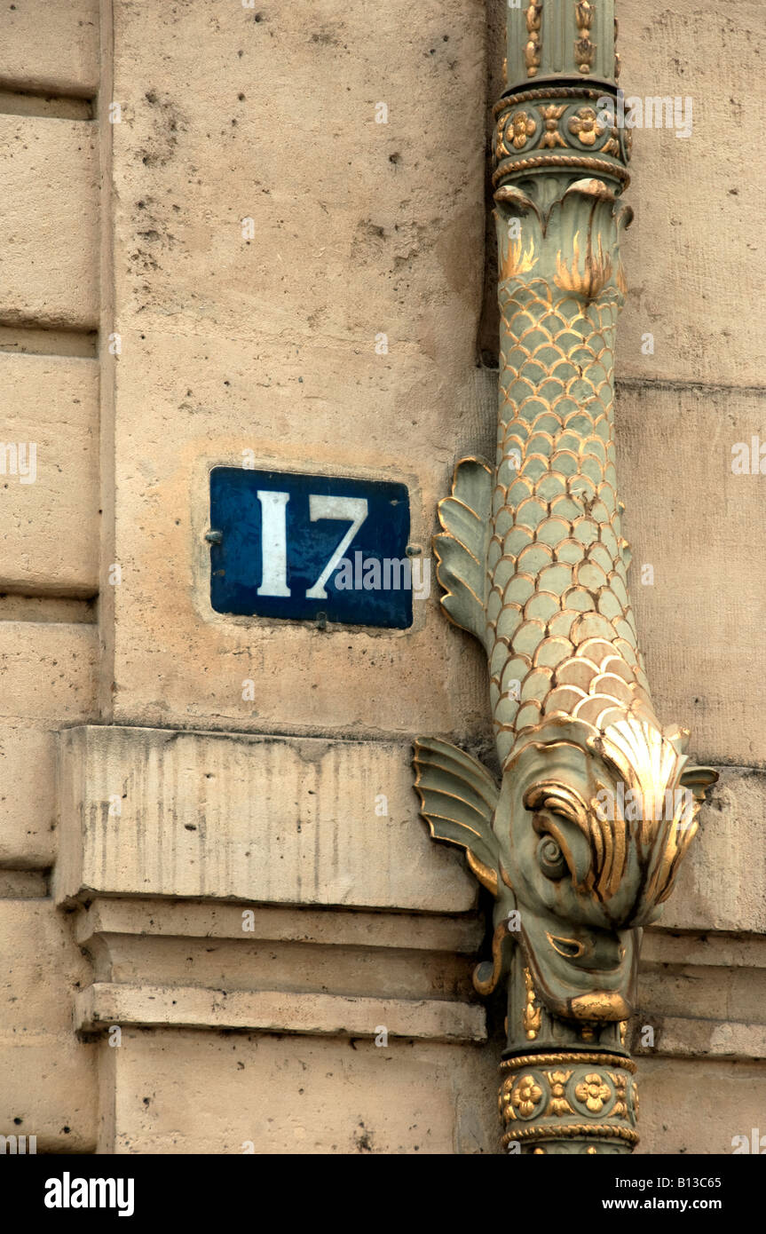 Abfluss Rohr in der Form eines Fisches an der Seite eines Gebäudes in Paris Stockfoto