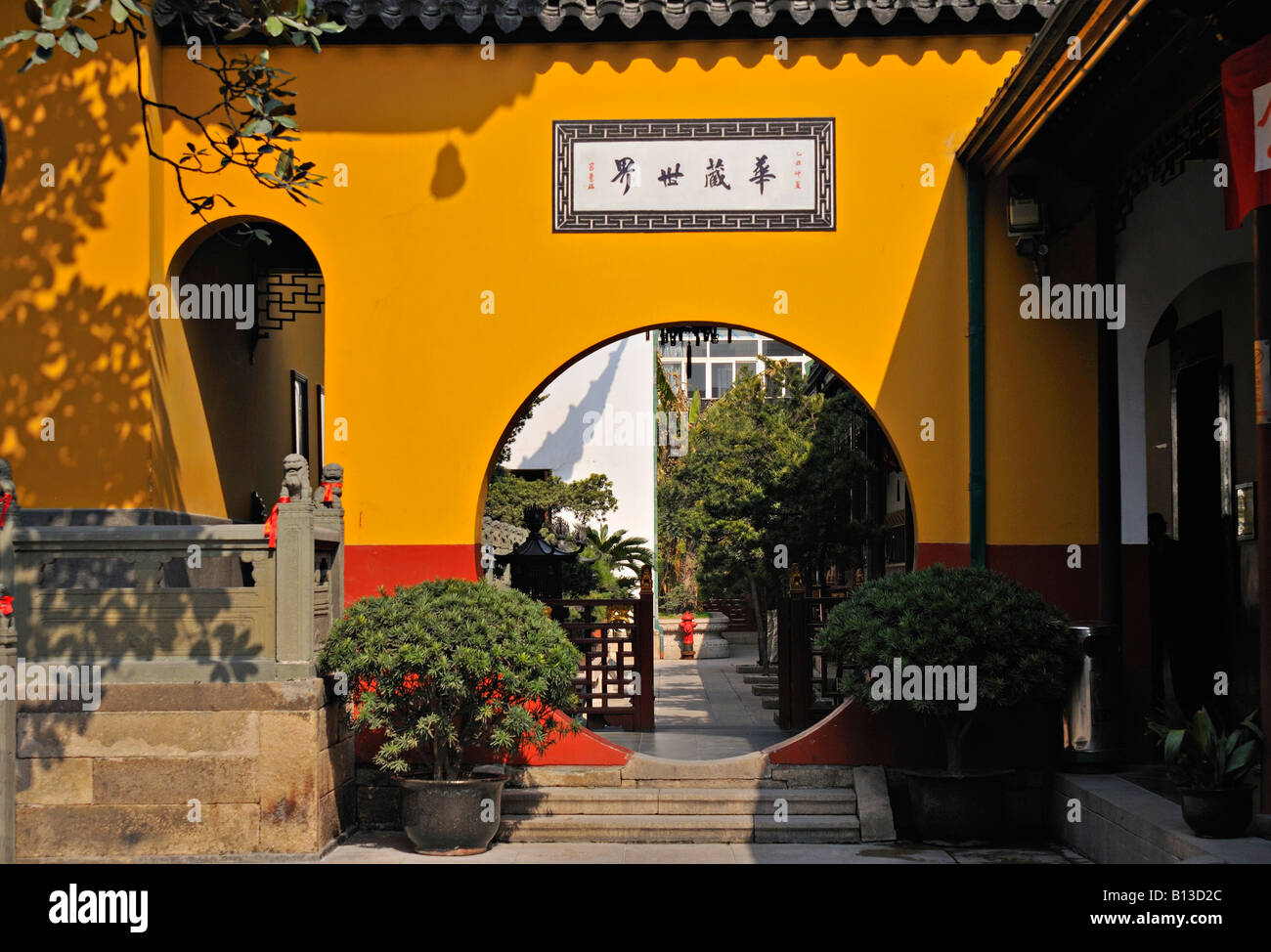 Moongate mit Heiligen Motto und ausgebildete Gebüsch Jade Buddha Tempel in Shanghai Stockfoto