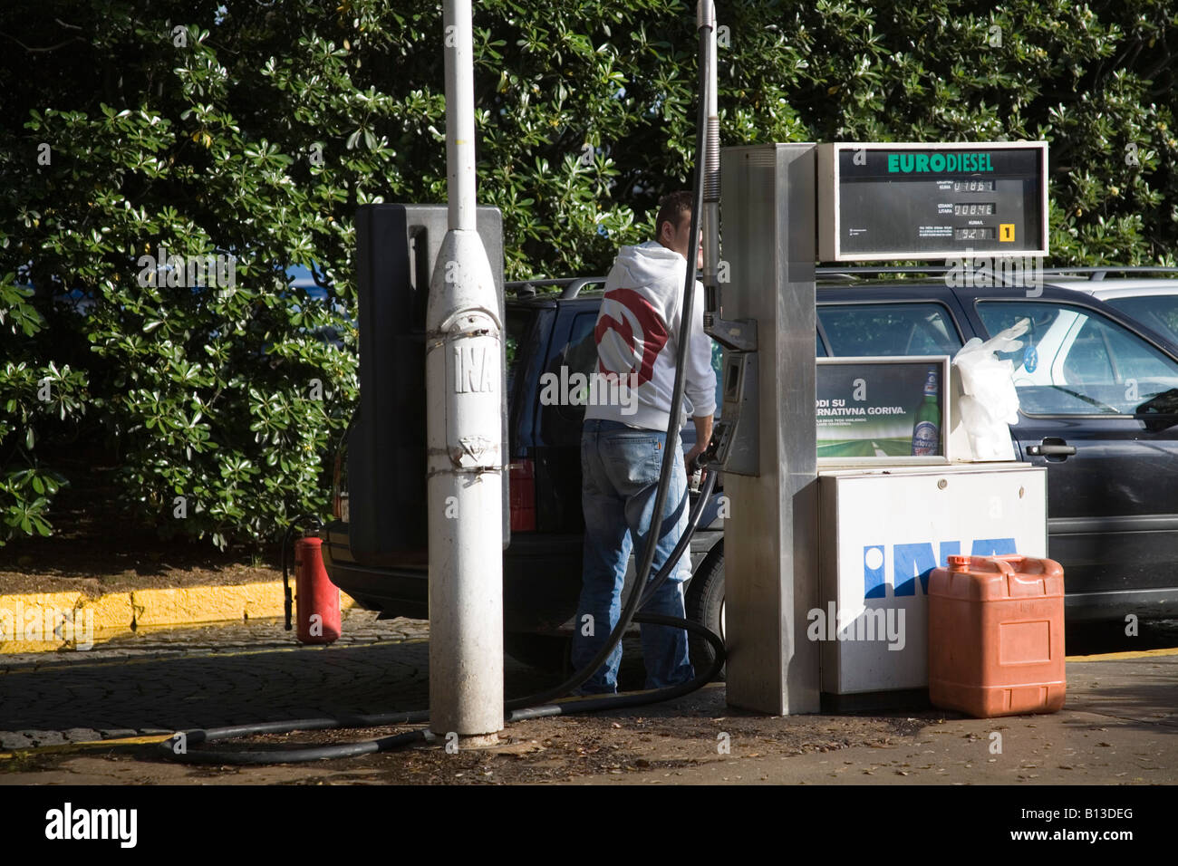 Kroatien-Europa kann einen jungen Mann in seinem Auto mit Dieselkraftstoff tanken Tankstelle Stockfoto