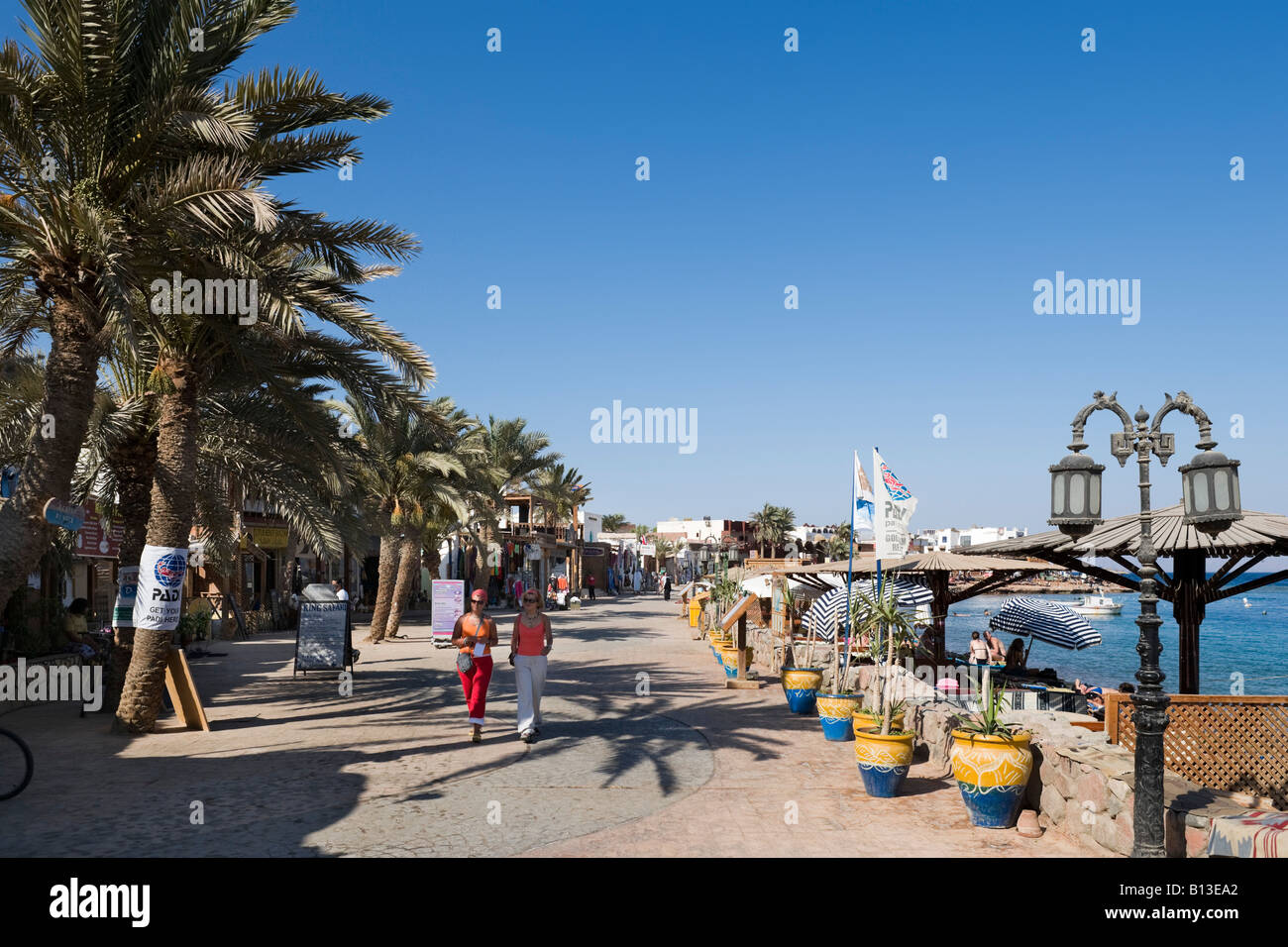 Geschäfte und Restaurants auf Masbat Strandpromenade in Asilah, Dahab, Golf von Aqaba, Süd-Sinai, Rotes Meer, Ägypten Stockfoto