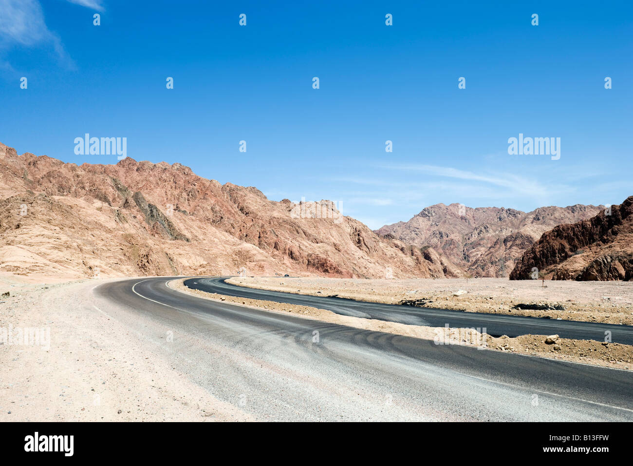 Main Road zwischen Dahab und Sharm el-Sheikh, Süd-Sinai-Wüste, Ägypten Stockfoto