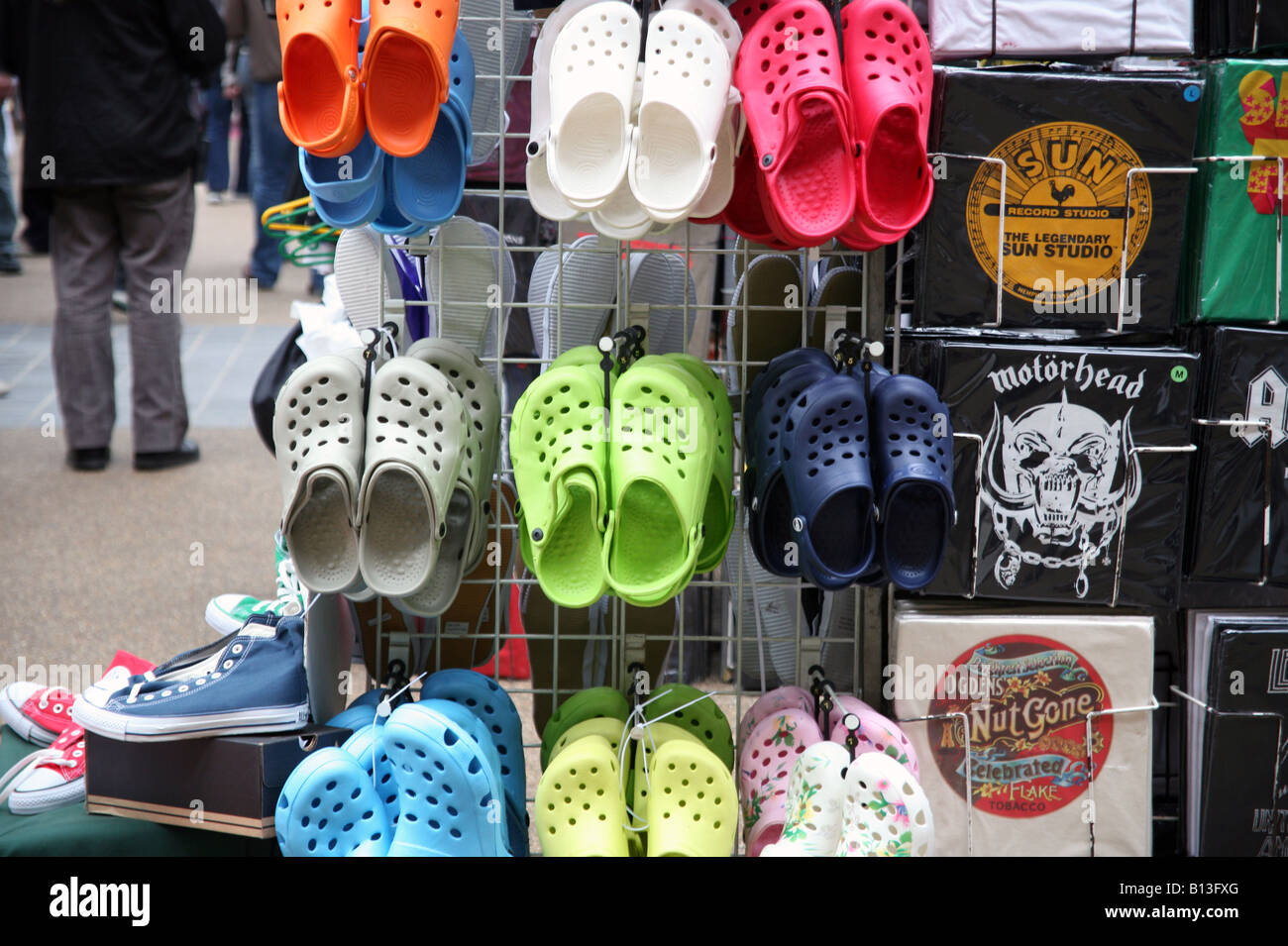 Modische Crocs Plastikschuhe auf London Markt Stockfoto