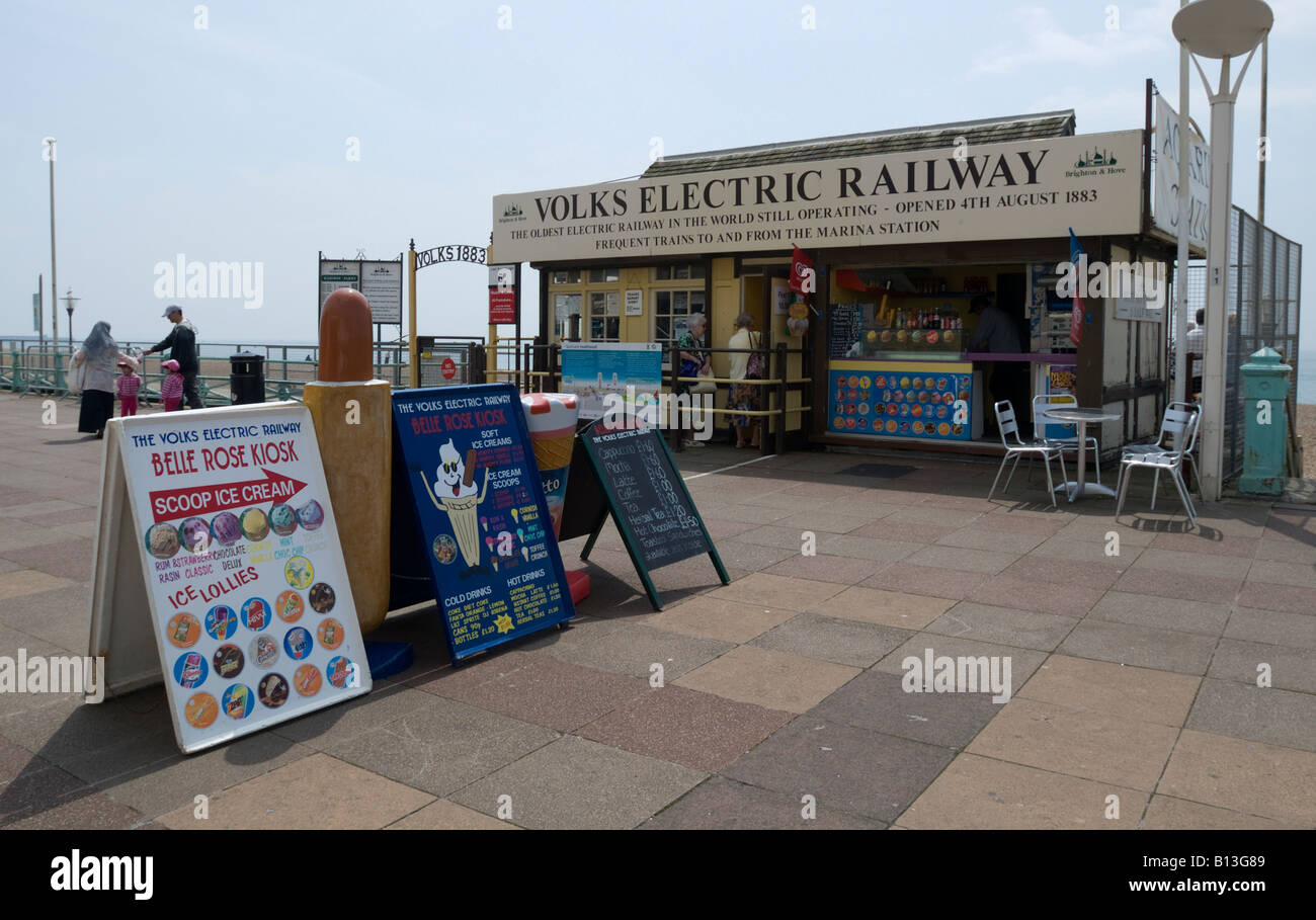 Volks Electric Railway verläuft entlang der Küste in Brighton, Sussex, England, 31. Mai 2008. NUR ZUR REDAKTIONELLEN VERWENDUNG. Stockfoto
