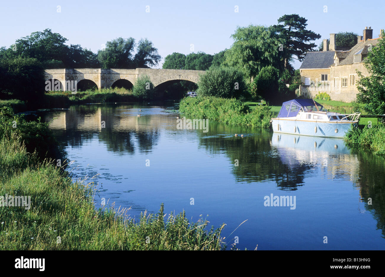 Wansford Cambridgeshire Fluss Nene alte mittelalterliche Brücke Uferpromenade East Anglia England UK Reisen Bootsstaffage Englisch Stockfoto