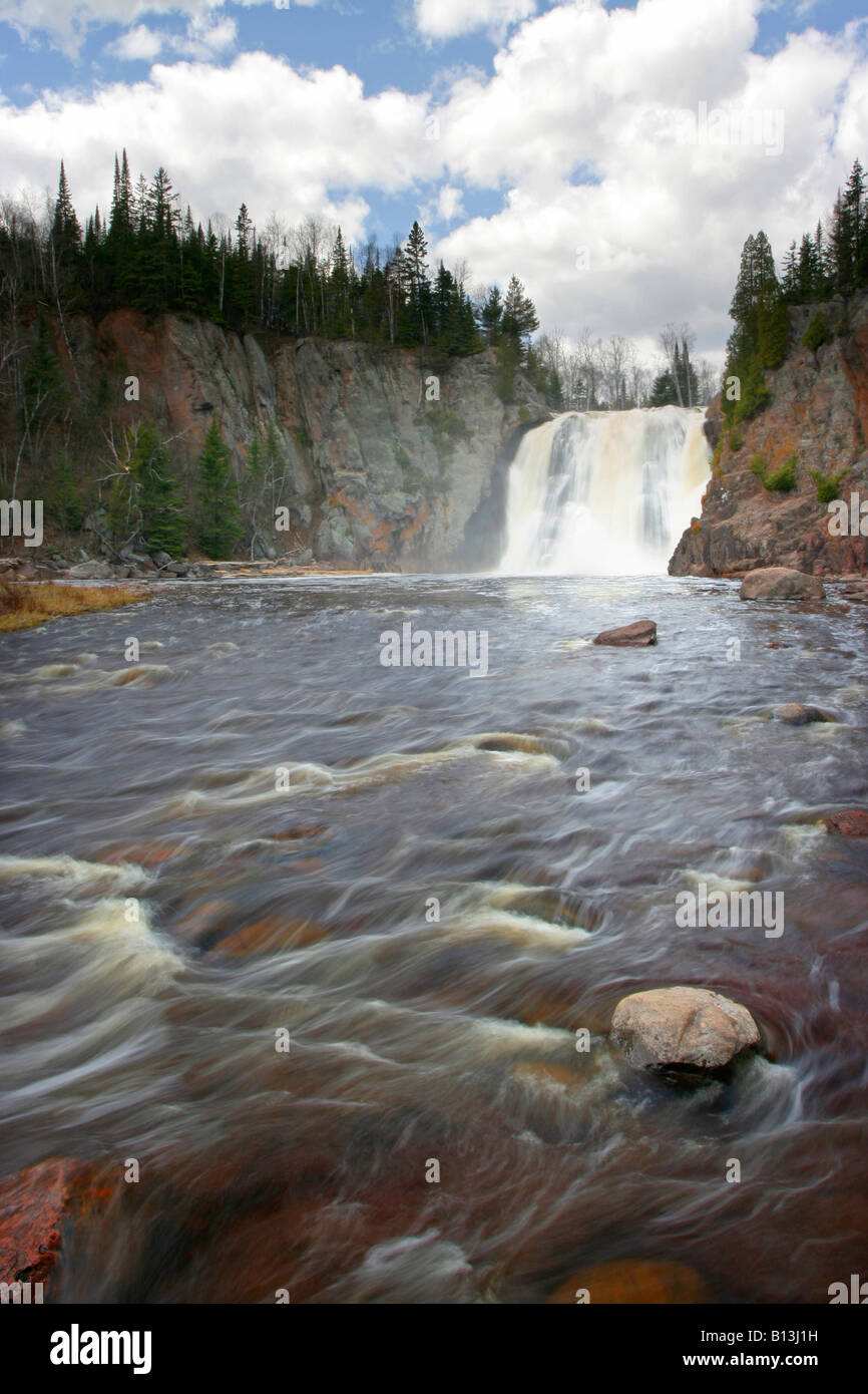 Hohe Wasserfälle am Fluss Taufe im Tettegouche State Park Stockfoto