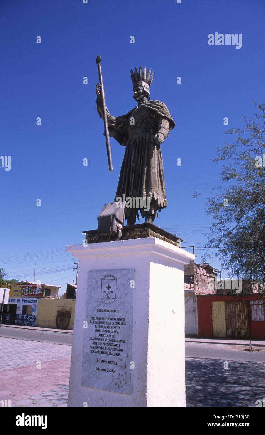 Figur von Paullu Inca (Bruder des Inka Manco Inca Yupanqui) aus der Legende von La Tirana auf dem Hauptplatz von La Tirana, in der Nähe von Iquique, Chile Stockfoto