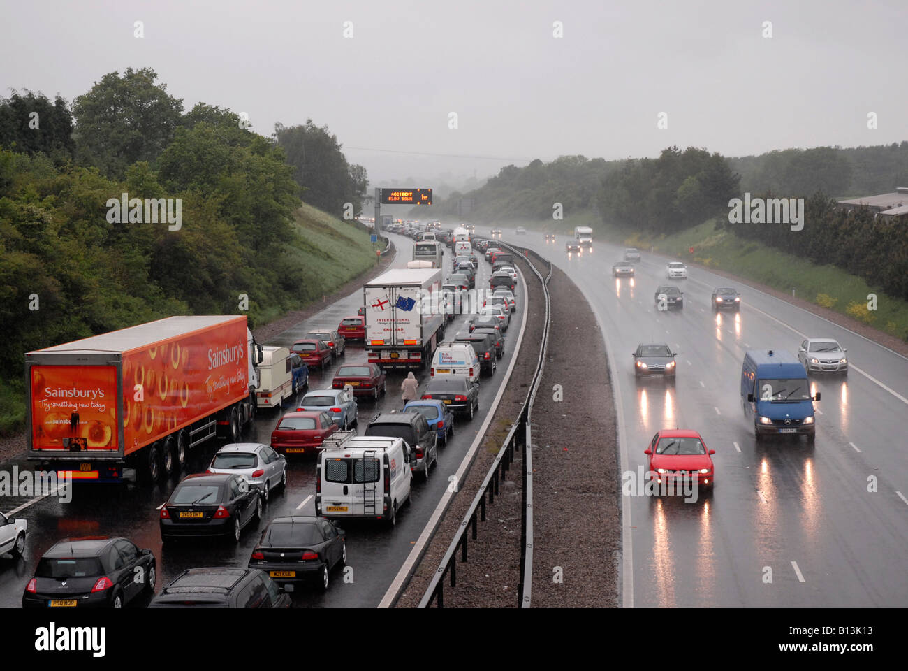 Ein Feiertag Stau auf der Autobahn M42 in Worcestershire. Der Verkehr war im Stillstand nach einem Unfall. Stockfoto