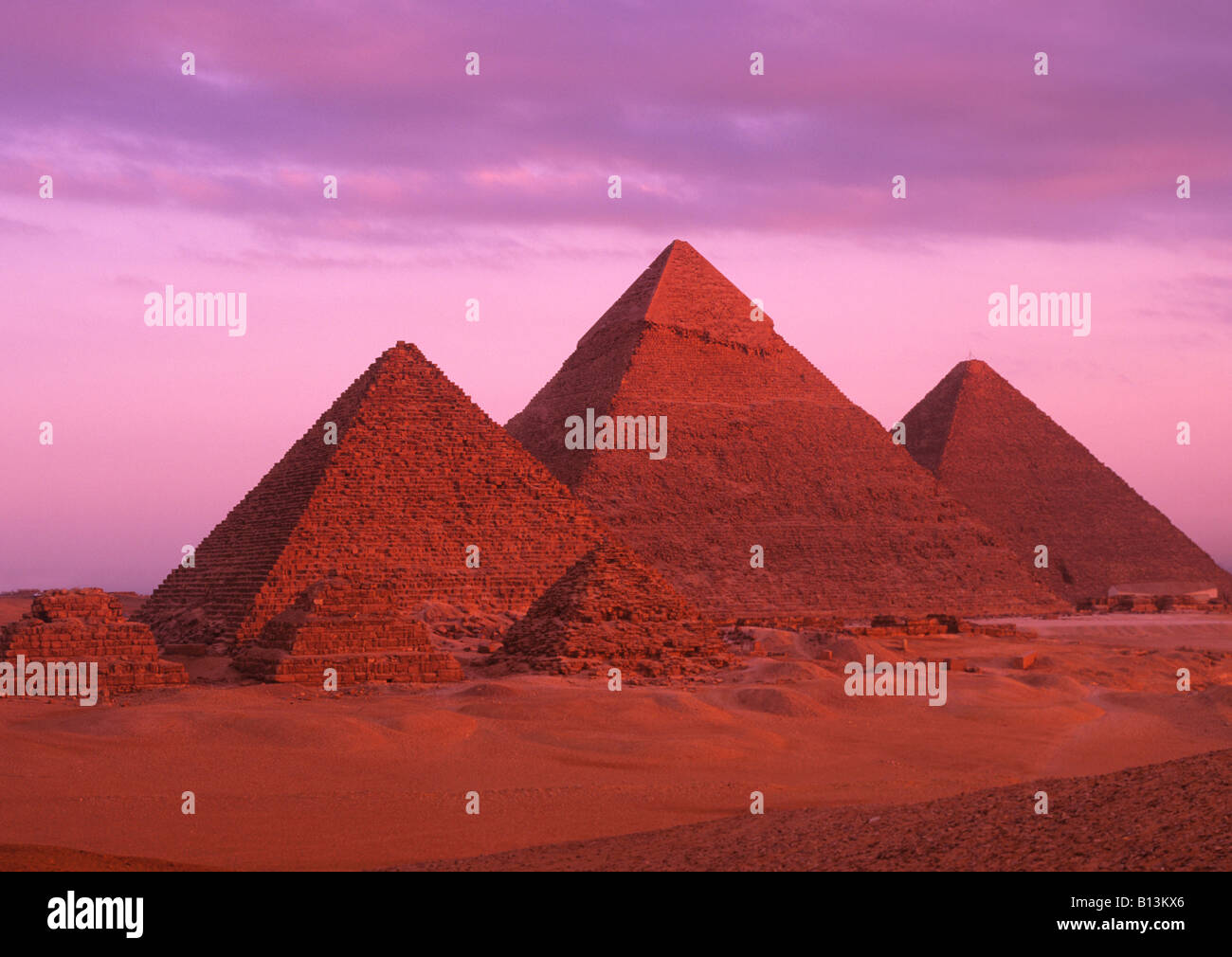 Pyamids bei Dämmerung, Gizeh, Kairo, Ägypten. Stockfoto