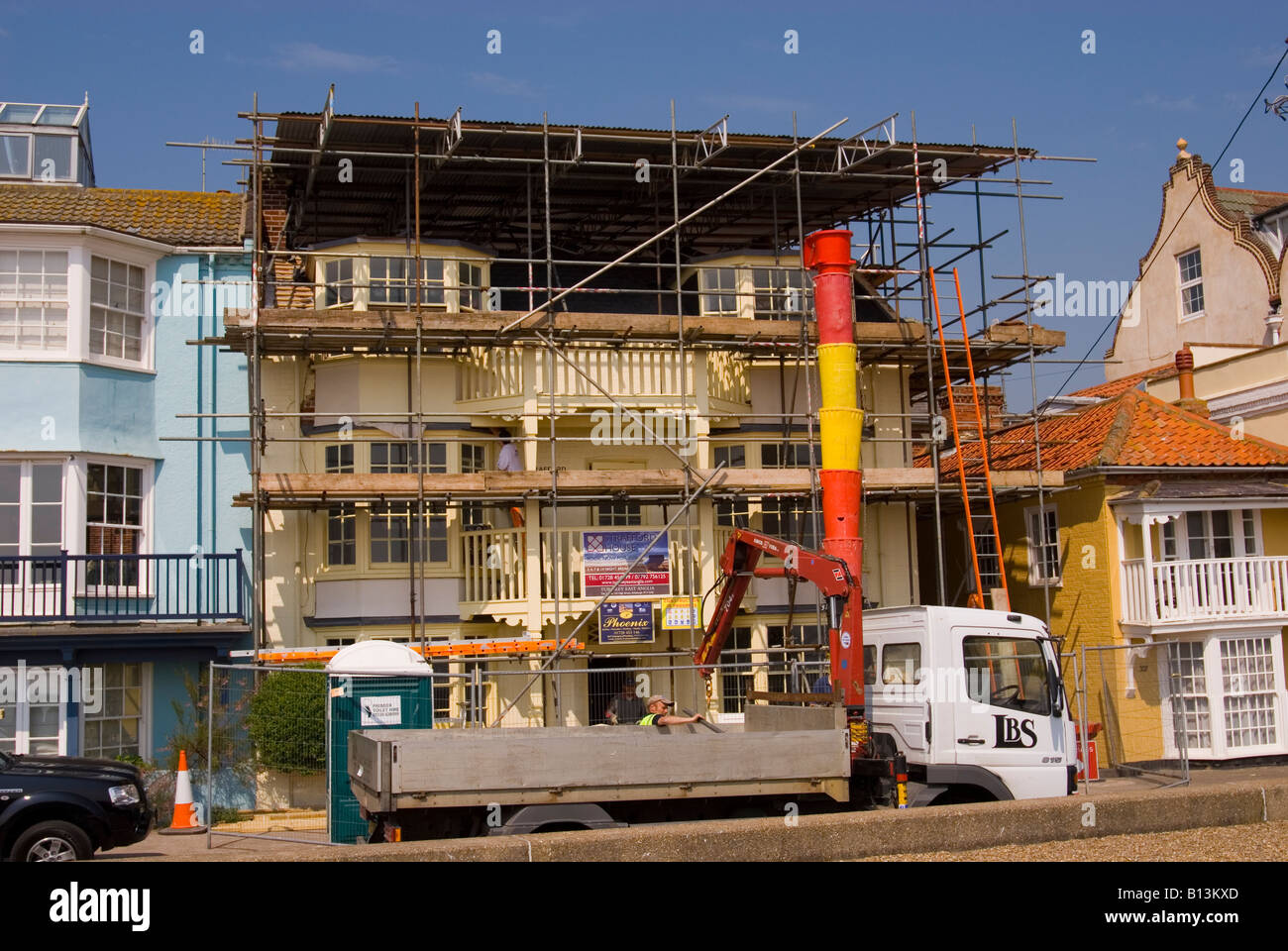 Gerüst errichtet für Wartungsarbeiten am Haus in Aldeburgh, Suffolk, Uk Stockfoto