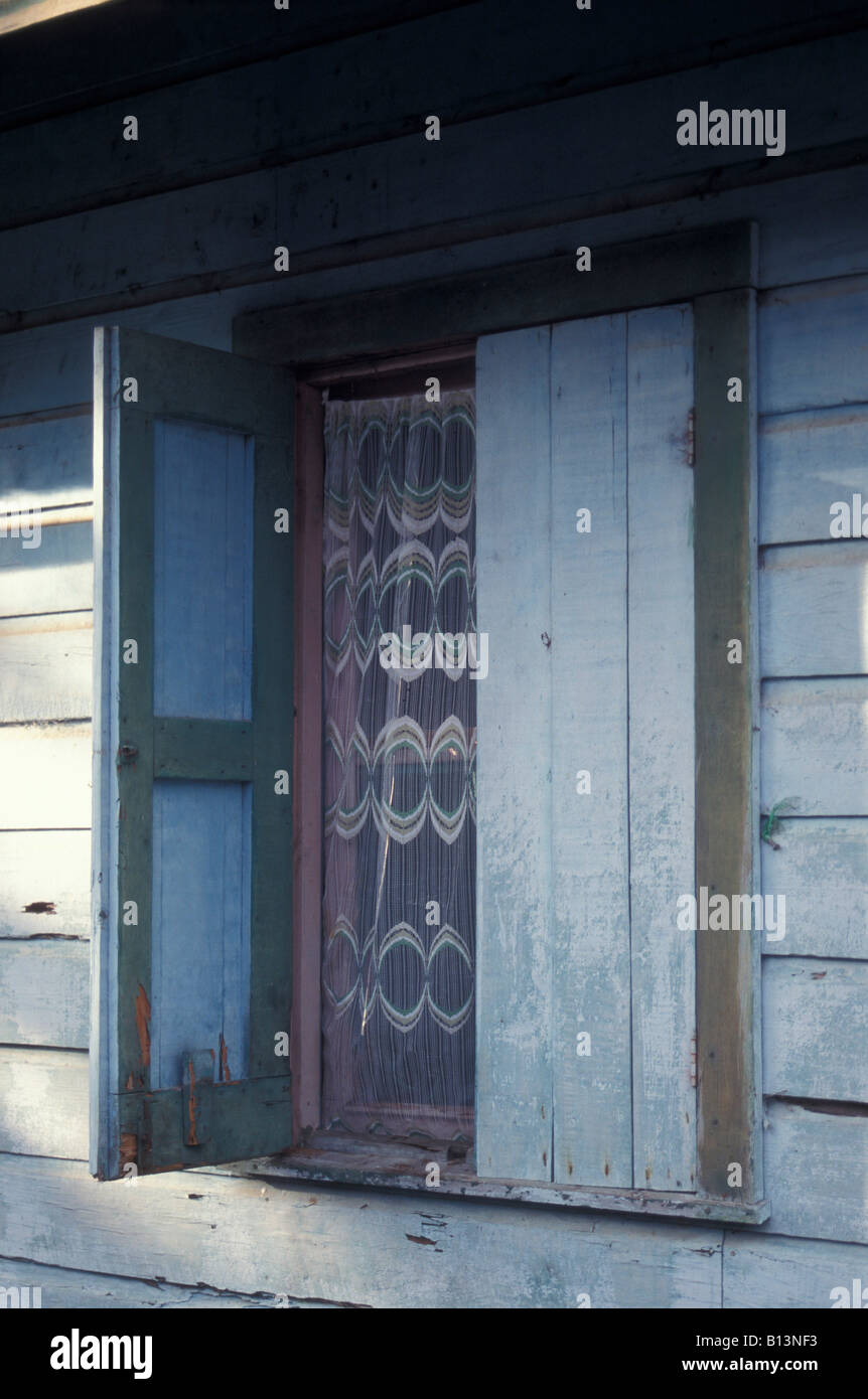 Offenen hölzernen Fensterläden eines Holzhauses in der Garifuna Stadt Livingston an der karibischen Küste von Guatemala Stockfoto