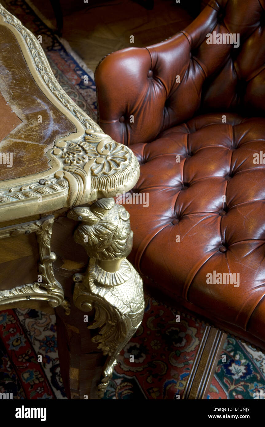 Napoleon III Tabelle und Chesterfield Leder Sessel antike französische Möbel Stockfoto