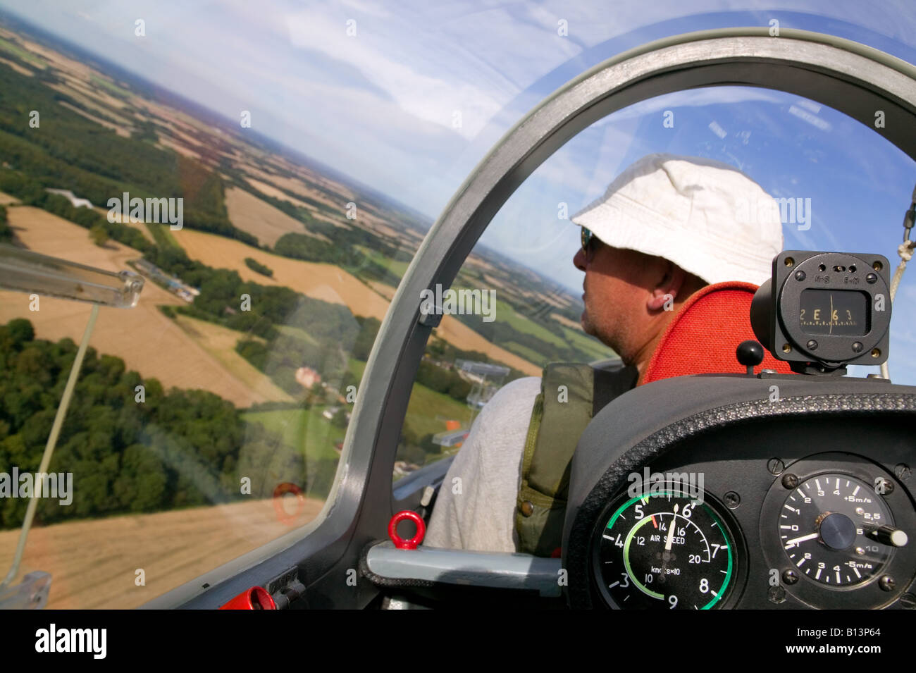Andere Flugzeuge mit Ariel Ansichten einer ländlichen Landschaft an einem sonnigen Tag gesucht Segelflugpilot Stockfoto