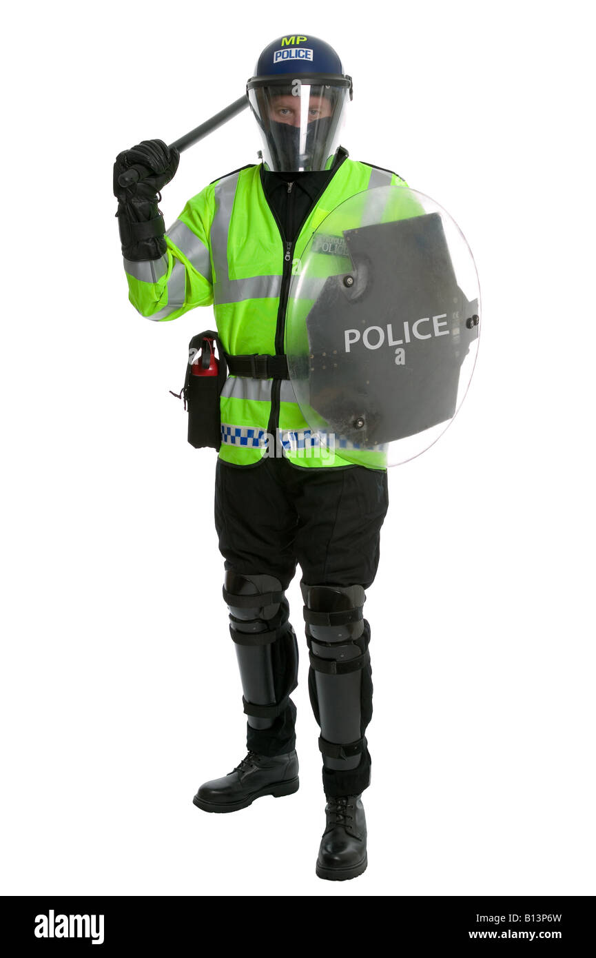 Metropolitan-Polizisten in voller Aufruhr Getriebe mit Schild und Schlagstock angehoben auf weißem Hintergrund Stockfoto