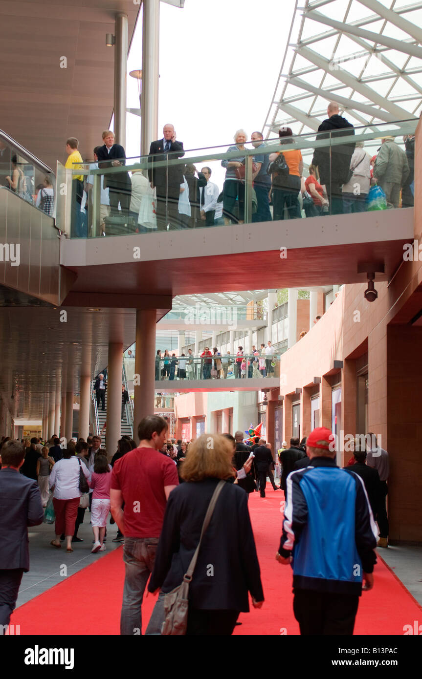 Liverpool One 1 Einkaufszentrum Mall am Eröffnungstag mit großen Menschenmengen und rotem Teppich. In europäischen Hauptstadt der Kultur 2008 Stockfoto