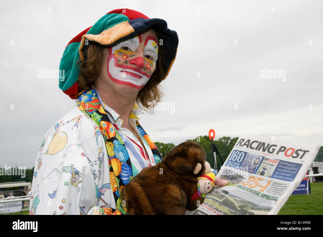 Horse Racing Event von Stevie (MR) Die professionelle Clown und Marionette bei Corporate rennen Treffen in Perth Racecourse, Tayside, Schottland Großbritannien besucht Stockfoto