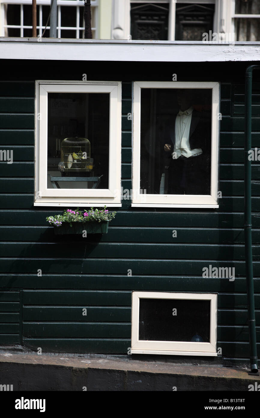 Fenster auf Hausboot in Amsterdam. Stockfoto