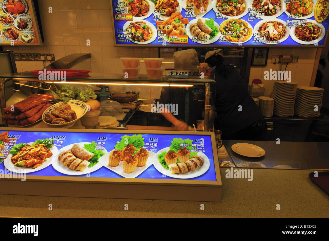 Herzhafte Gerichte im Angebot bei einem Gericht Garküche in Singapur Stockfoto
