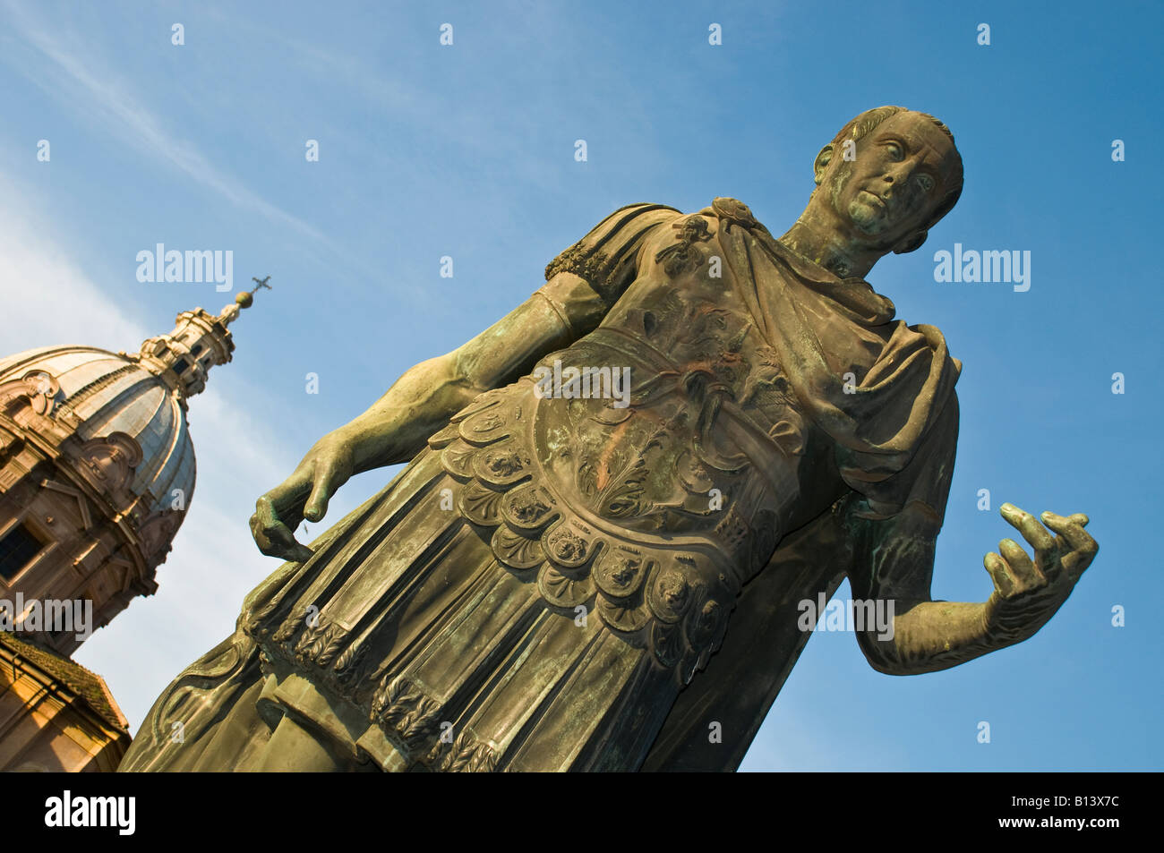 Rom, Imperial Fora Street, Giulio Cesare Statue, Italien Stockfoto