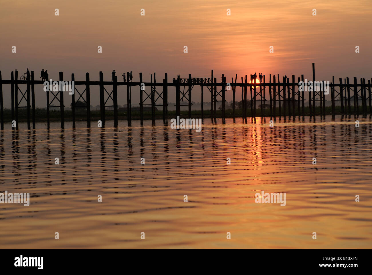 Sonnenuntergang am U BEIN Brücke längste TEAK Holz Brücke der Welt, MANDALAY AMARAPURA, BURMA BIRMA MYANMAR, Asien Stockfoto