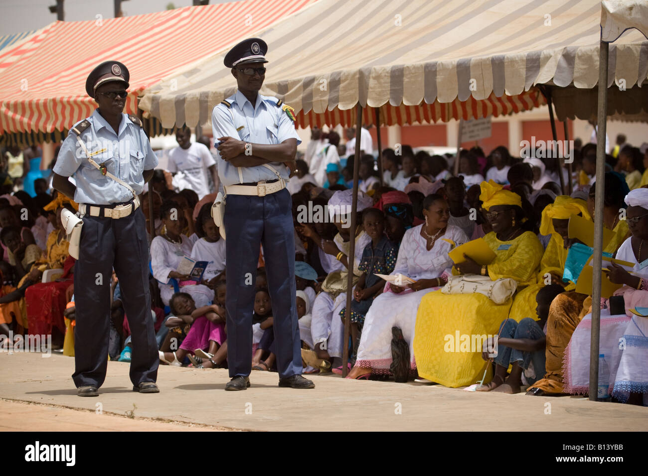 Polizisten bewachen eine Zeremonie für den Kick off der National Education Week in Fatick Senegal am Montag, 11. Juni 2007 Stockfoto