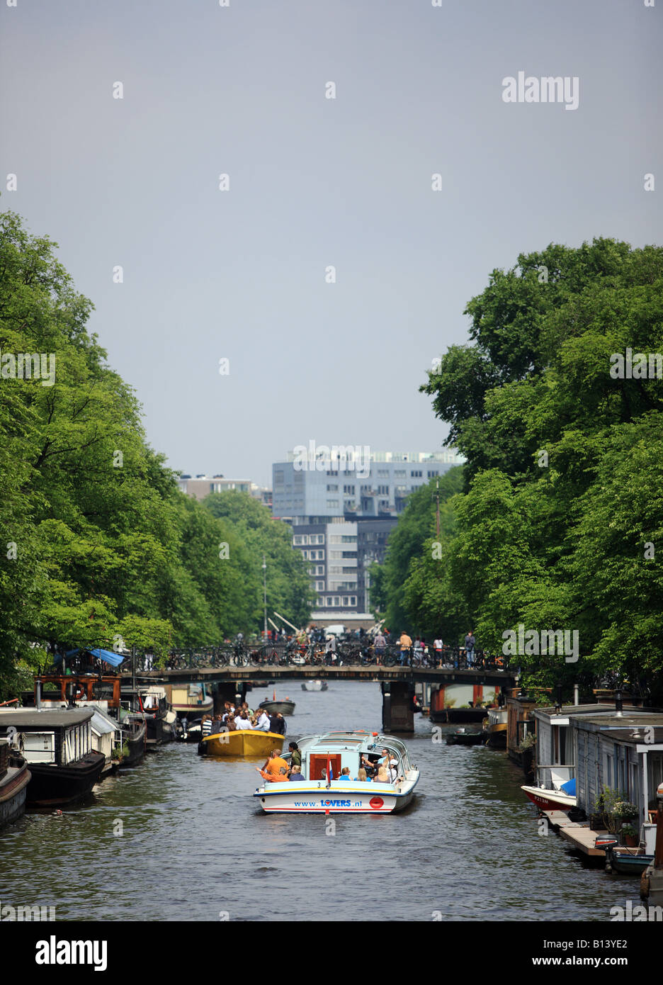 Sportboote auf dem Kanal in Amsterdam. Stockfoto