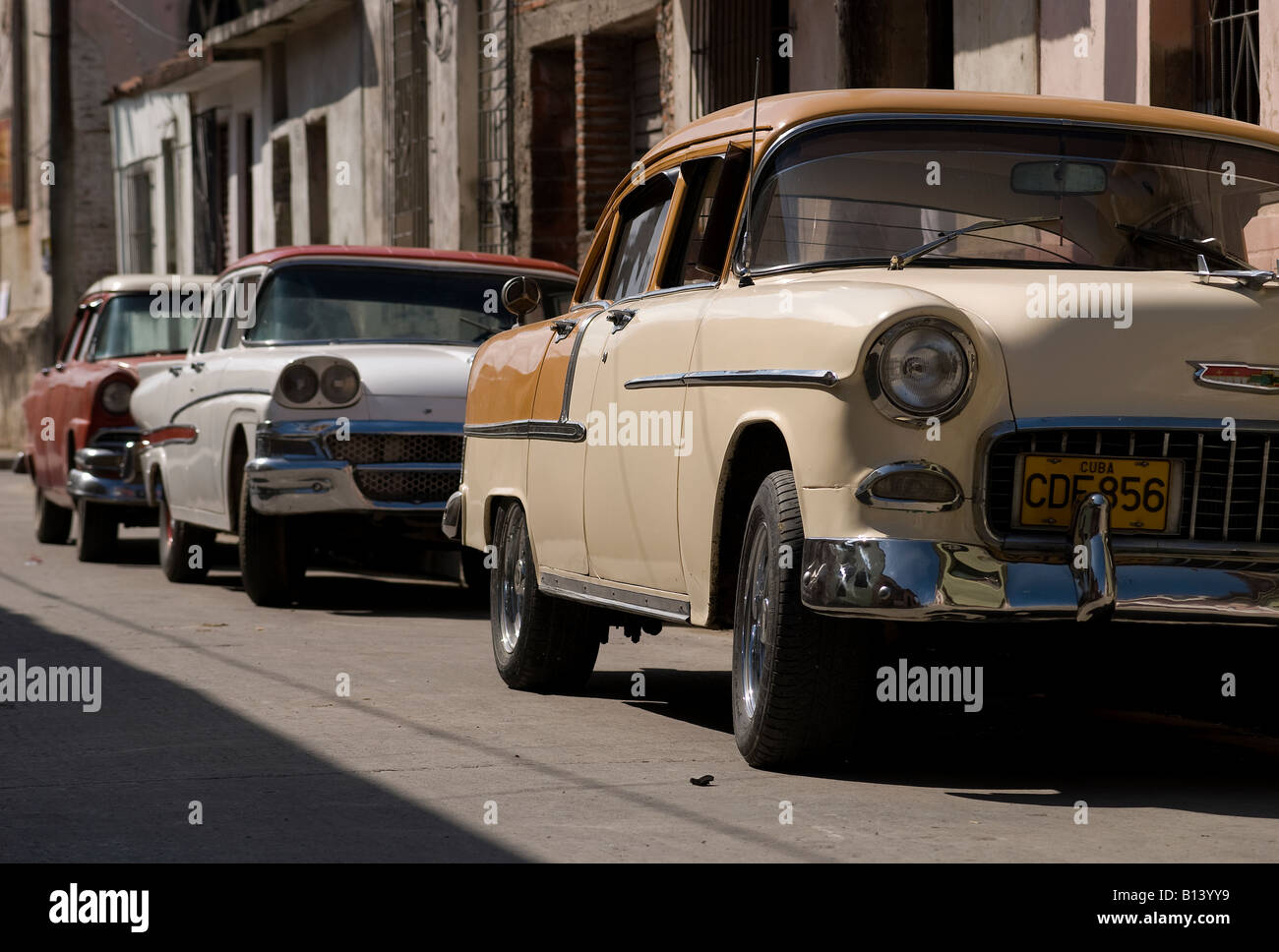 Alte amerikanische Autos auf der Straße in Camagüey Stockfoto