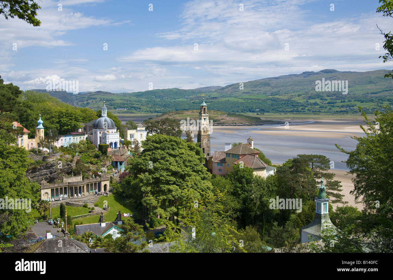 Blick auf Dorf und Whitesands Bay, Portmeirion, Wales Stockfoto