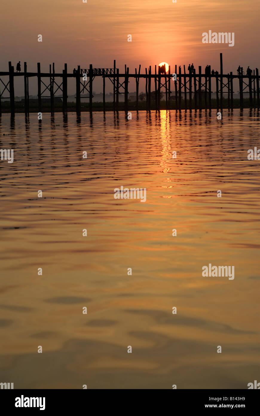 Sonnenuntergang am U BEIN Brücke längste TEAK Holz Brücke der Welt, MANDALAY AMARAPURA, BURMA BIRMA MYANMAR, Asien Stockfoto