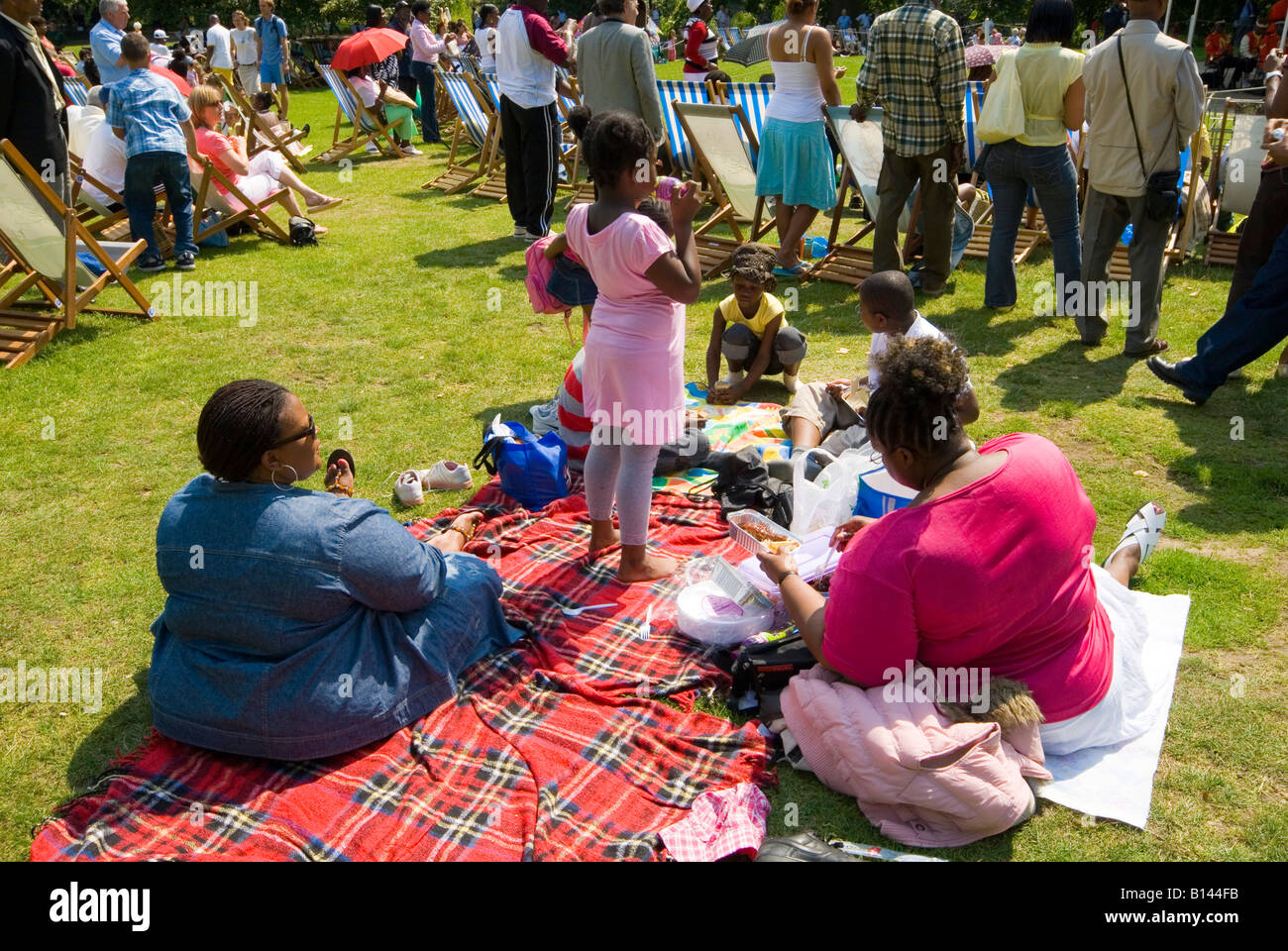 Fette Frauen Essen Picknick im grünen Park, London, Vereinigtes Königreich Stockfoto