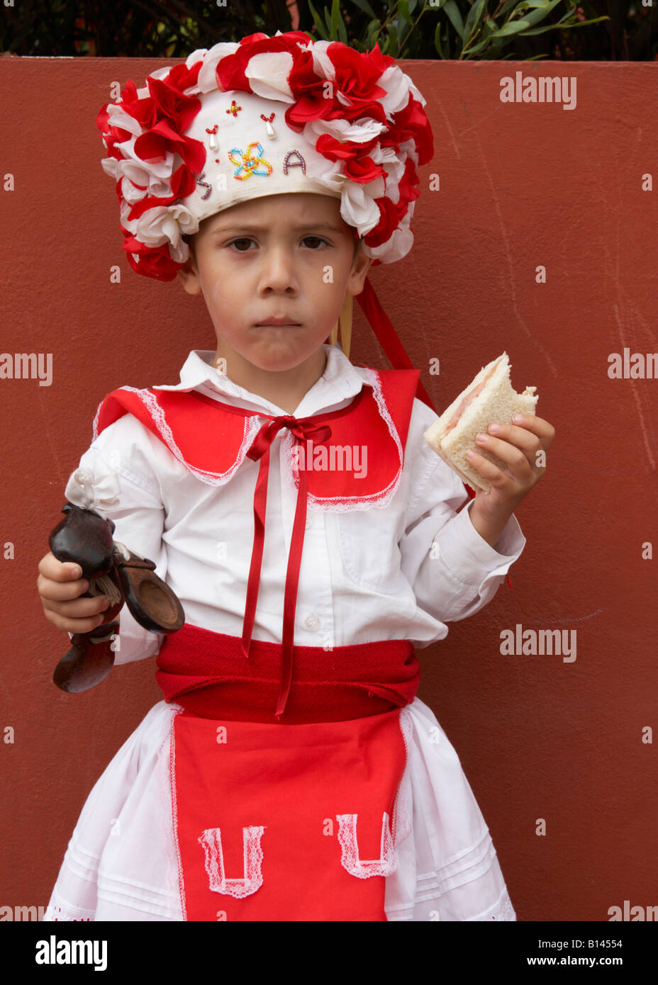 Junges Mädchen aus El Hierro in Kanarische Inseln in traditionellen Bailarines (Tänzer) Kostüm bei lokalen Fiesta Sandwich zu essen. Stockfoto