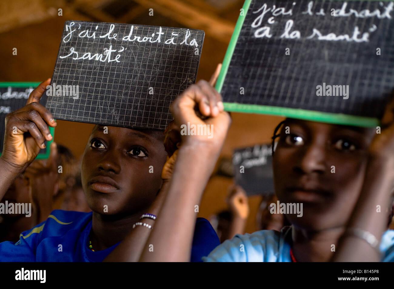 Kinder halten Kreidetafeln auf die grundlegenden Kinderrechte geschrieben sind Stockfoto