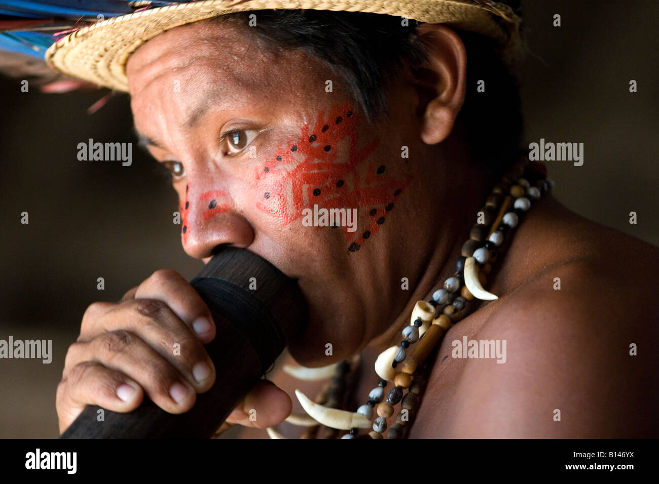 Ein Mann vom Stamm Tucanos ein traditionelles Instrument spielen Stockfoto