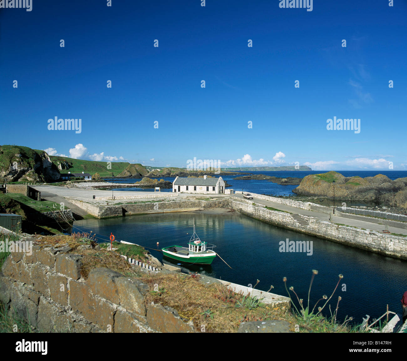 geschützte Hafen Hafen an der Nordküste von Antrim, Stockfoto