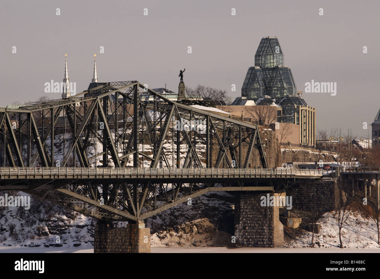 Alexandria-Brücke mit Schnee über den Ottawa River, Ottawa, Kanada Stockfoto
