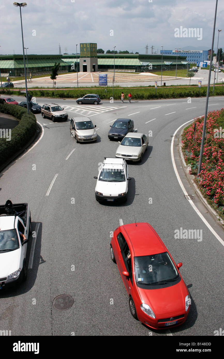 Verkehrsfahrzeuge in einem Kreisverkehr in Italien Stockfoto