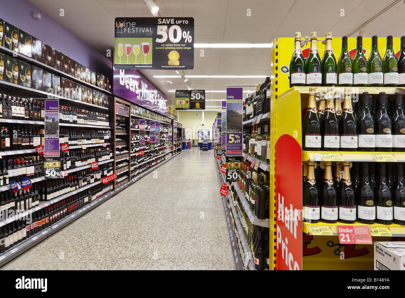 Biere, Weine und Spirituosen in einem Supermarkt anzeigen Stockfoto