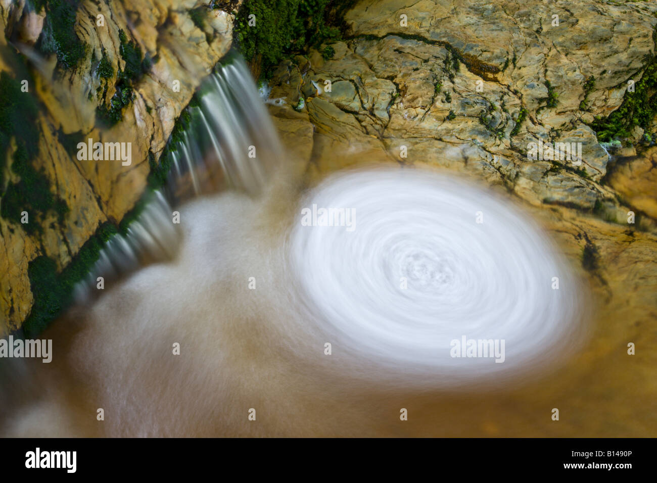 Whirlpools und Wasserfällen in einem Exmoor Stream Exmoor Nationalpark Somerset England Stockfoto