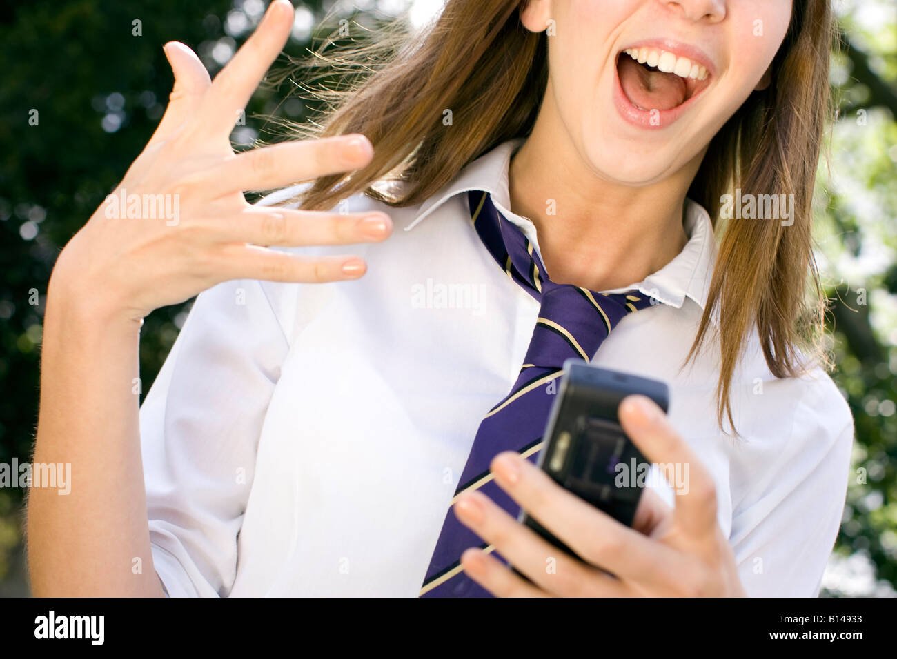 Mädchen schockiert über die Nachricht am Telefon Stockfoto