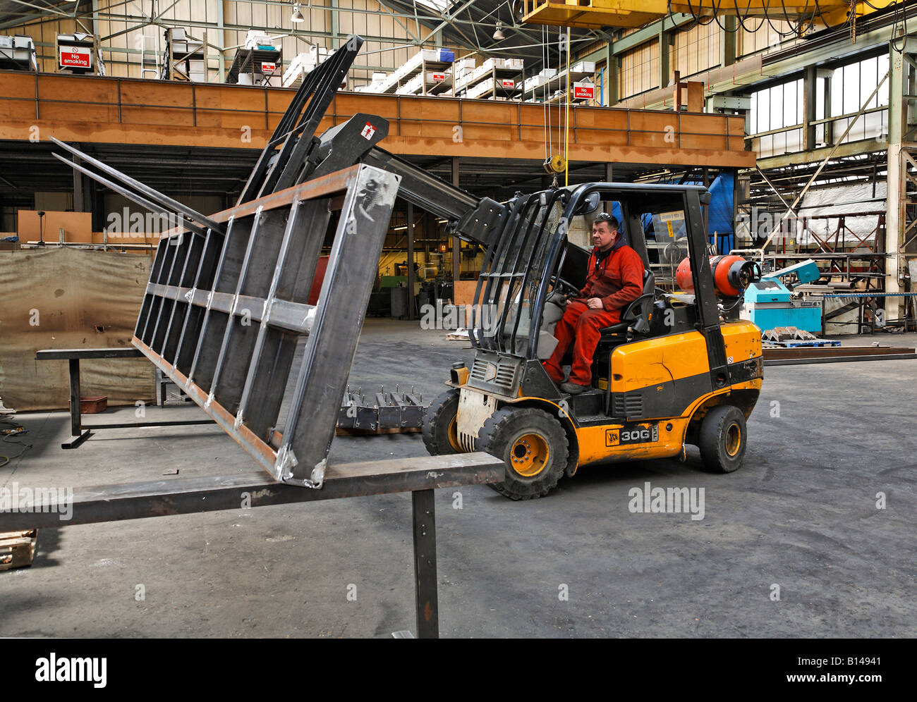 Metallarbeiter in einer Fabrik Stockfoto