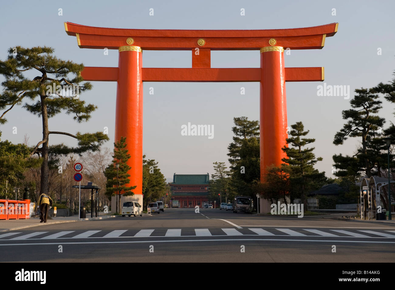 Kyoto, Japan. Das riesige Torii-Tor in der Heian-Schrein (Heian Jingu), markiert den Eingang zum einen heiligen Raum Stockfoto