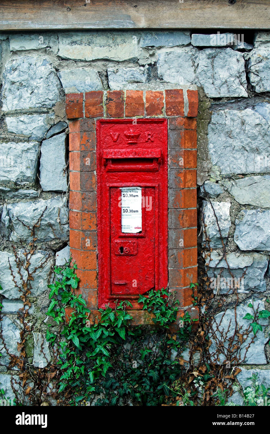 Alte rote Briefkasten in einer Steinmauer. Somerset. UK Stockfoto