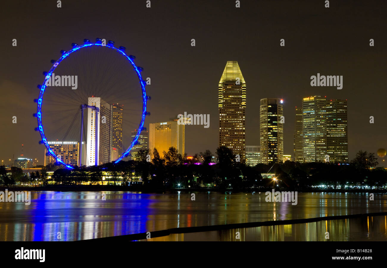 Skyline von Singapur und Singapore Flyer Stockfoto