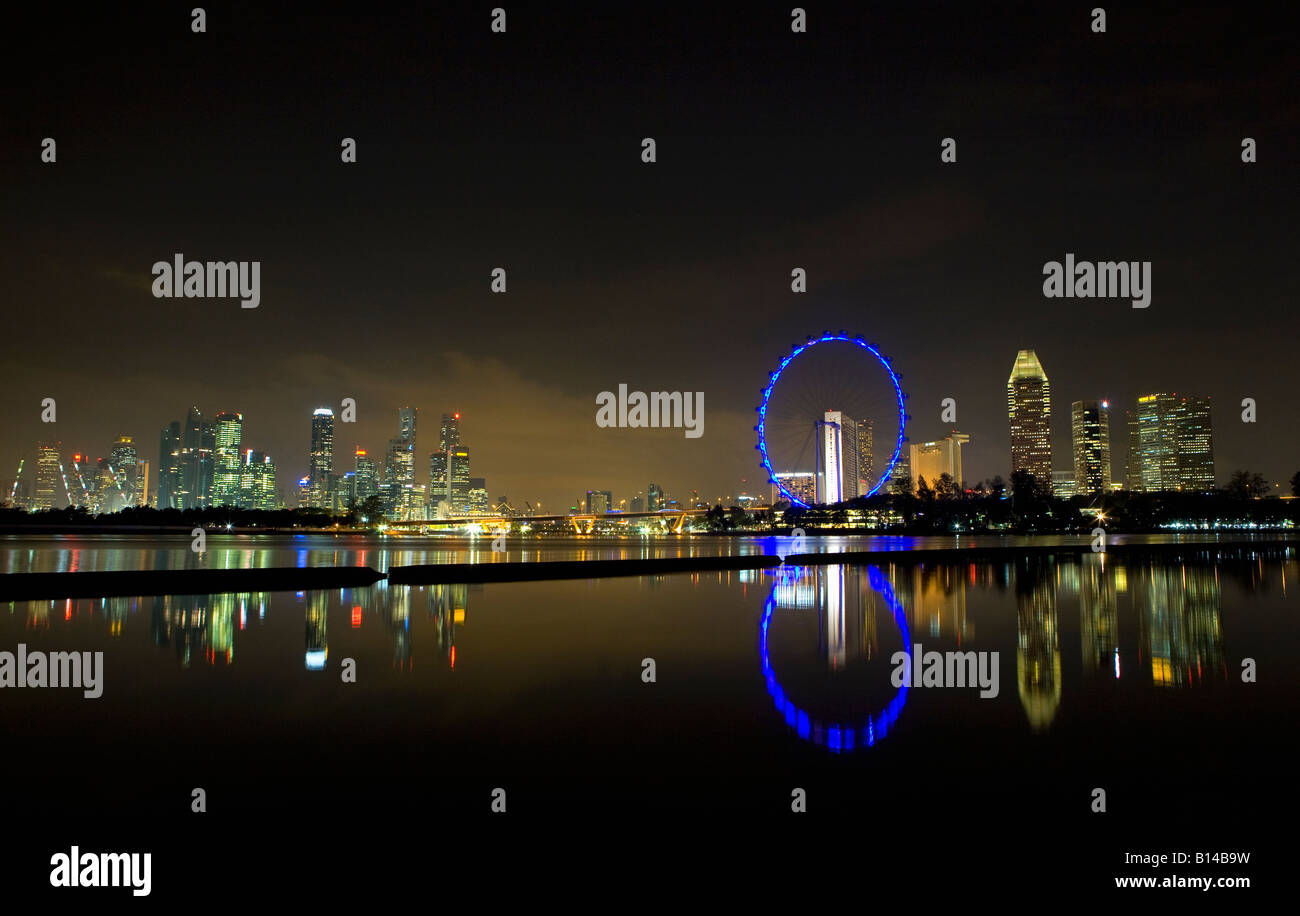 Skyline von Singapur und Singapore Flyer Stockfoto